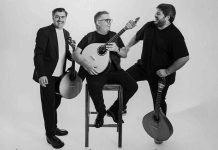 Guitarra Portuguesa: Três gerações de guitarristas em concerto histórico Luís Guerreiro, José Manuel Neto e Ângelo Freire com uma guitarra portuguesa no espetáculo As Três Guitarras