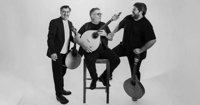 Luís Guerreiro, José Manuel Neto e Ângelo Freire com uma guitarra portuguesa no espetáculo As Três Guitarras