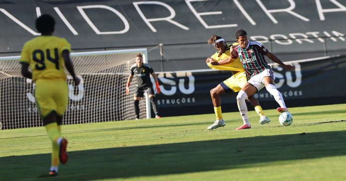 Estrela da Amadora vs Al Nassr durante uma disputa de bola no Troféu Cidade da Amadora