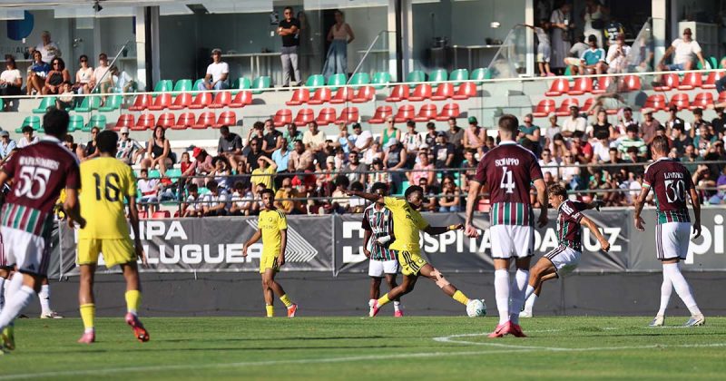 Jogadores disputam a bola no Estrela da Amadora vs Al Nassr.