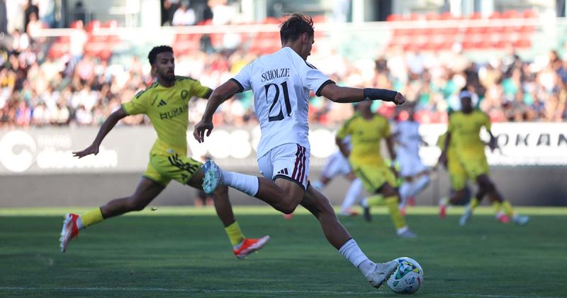 Jogada ofensiva do Estrela da Amadora vs Al Nassr no Est&aacute;dio Jos&eacute; Gomes