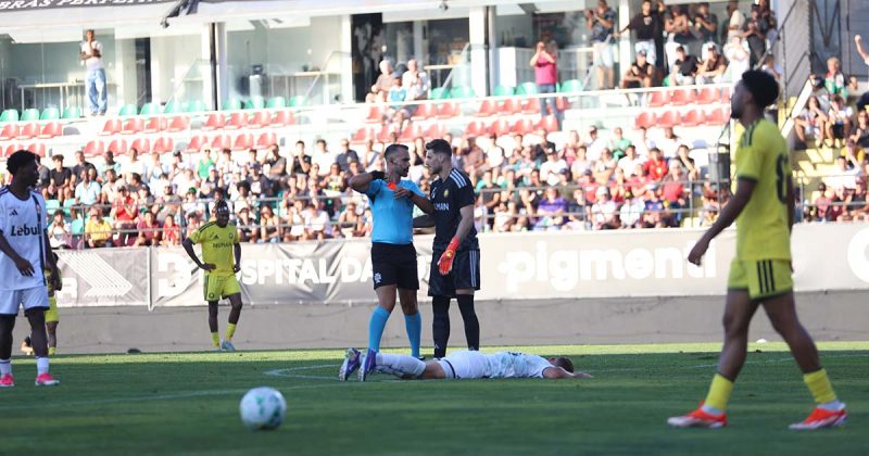 &Aacute;rbitro mostra cart&atilde;o vermelho a Bento no Estrela da Amadora vs Al Nassr.