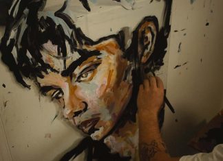 Exposição de arte de Chris Bugge cruza viagens, identidade e diferentes culturas Artista pinta retrato para a exposição de arte de Chris Bugge
