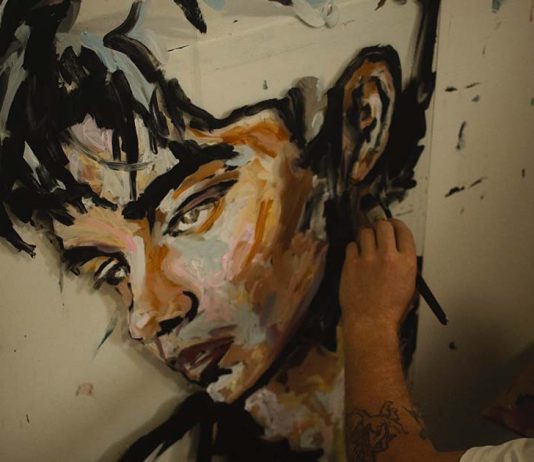 Exposição de arte de Chris Bugge cruza viagens, identidade e diferentes culturas Artista pinta retrato para a exposição de arte de Chris Bugge