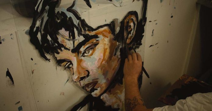Artista a pintar um retratoProcesso de criação de um retrato de Chris Bugge Artista pinta retrato para a exposição de arte de Chris Bugge