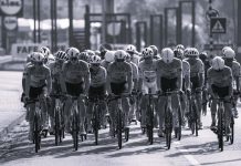 Finlay Tarling morre em acidente durante a Volta a Portugal e 8.ª etapa é interrompida Ciclistas da Volta a Portugal durante a prova, em imagem associada à notícia sobre Finlay Tarling