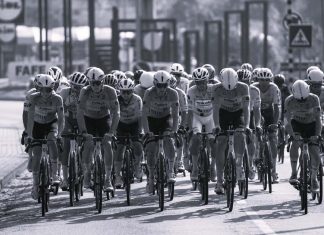 Finlay Tarling morre em acidente durante a Volta a Portugal e 8.ª etapa é interrompida Ciclistas da Volta a Portugal durante a prova, em imagem associada à notícia sobre Finlay Tarling