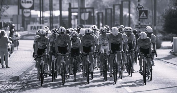 Ciclistas da Volta a Portugal durante a prova, em imagem associada à notícia sobre Finlay Tarling