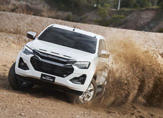 Isuzu D-Max 2026 chega com mais binário, novas transmissões e uma gama reforçada Isuzu D-Max 2026 em condução fora de estrada