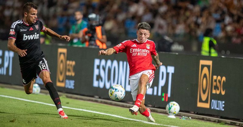 Casa Pia vs Benfica: jogadores do Benfica desenvolvem uma jogada ofensiva