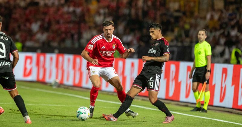 Casa Pia vs Benfica: jogador do Casa Pia conduz uma jogada ofensiva