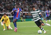 No jogo entre o Sporting e o Alverca, a eficácia leonina ditou o triunfo em Alvalade No jogo entre o Sporting e o Alverca, o avançado Luis Suárez conduz a bola sob a pressão de um defesa adversário.