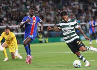 No jogo entre o Sporting e o Alverca, a eficácia leonina ditou o triunfo em Alvalade No jogo entre o Sporting e o Alverca, o avançado Luis Suárez conduz a bola sob a pressão de um defesa adversário.