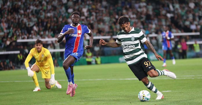 Luis Suárez em lance ofensivo contra o FC Alverca No jogo entre o Sporting e o Alverca, o avançado Luis Suárez conduz a bola sob a pressão de um defesa adversário.