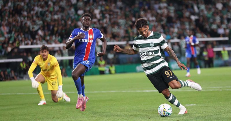 No jogo entre o Sporting e o Alverca, o avan&ccedil;ado Luis Su&aacute;rez conduz a bola sob a press&atilde;o de um defesa advers&aacute;rio.