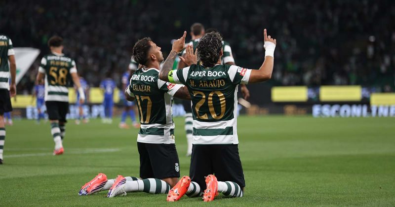 No jogo entre o Sporting e o Alverca, os jogadores leoninos re&uacute;nem-se para festejar um golo no relvado.