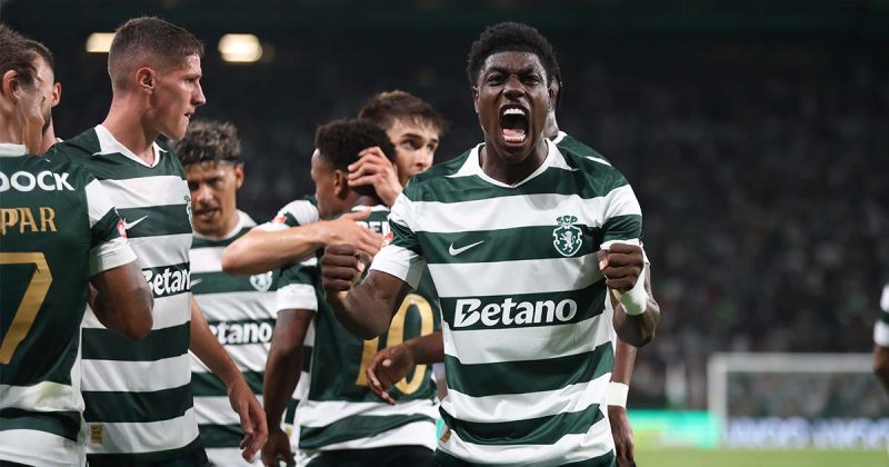 No jogo entre o Sporting e o Alverca, os jogadores leoninos re&uacute;nem-se para festejar um golo no relvado.