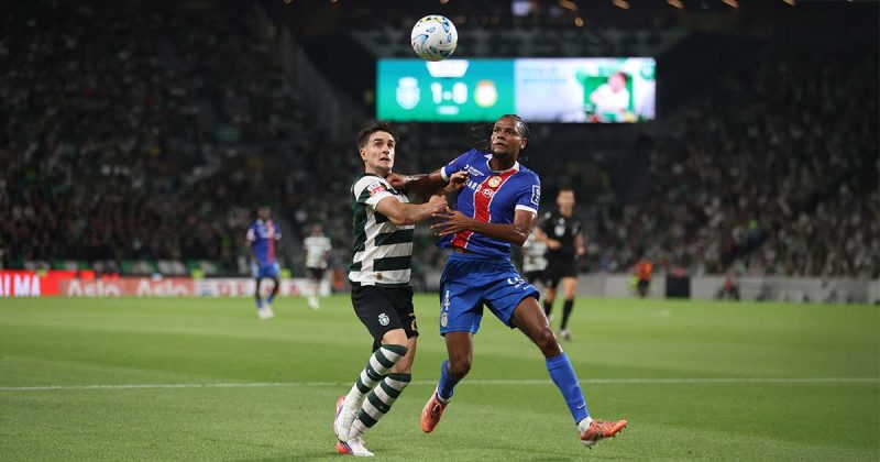 No jogo entre o Sporting e o Alverca, ocorre um duelo a&eacute;reo disputado a meio-campo entre dois atletas.