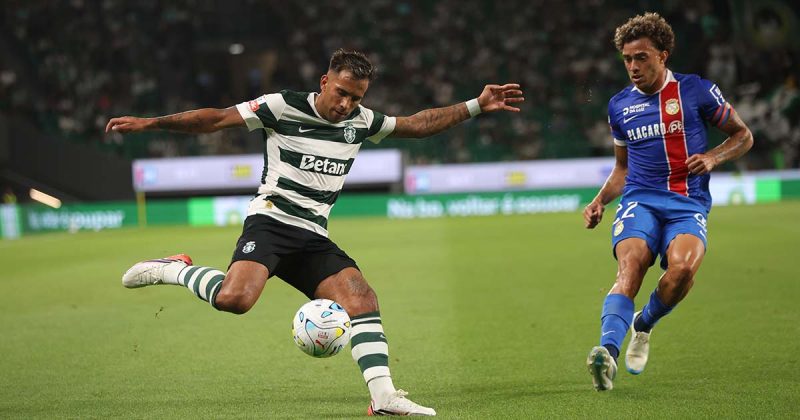 No jogo entre o Sporting e o Alverca, um atleta leonino progride com a bola controlada junto ao p&eacute;.