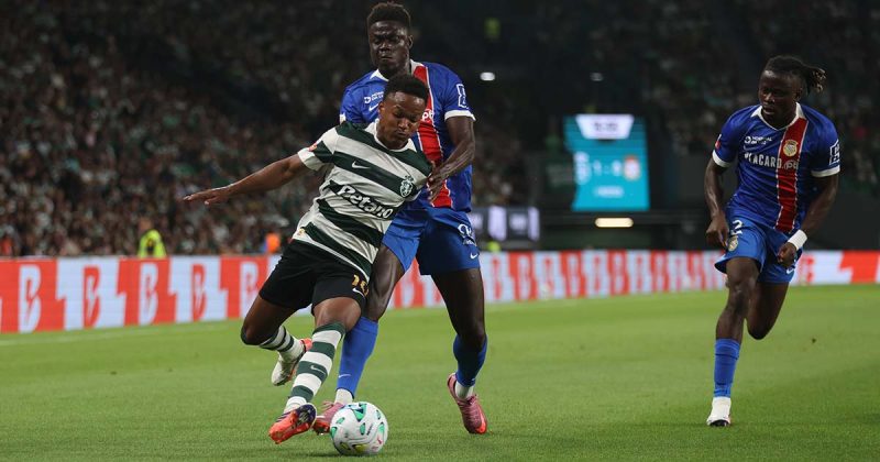 No jogo entre o Sporting e o Alverca, movimenta&ccedil;&atilde;o na grande &aacute;rea durante um ataque.