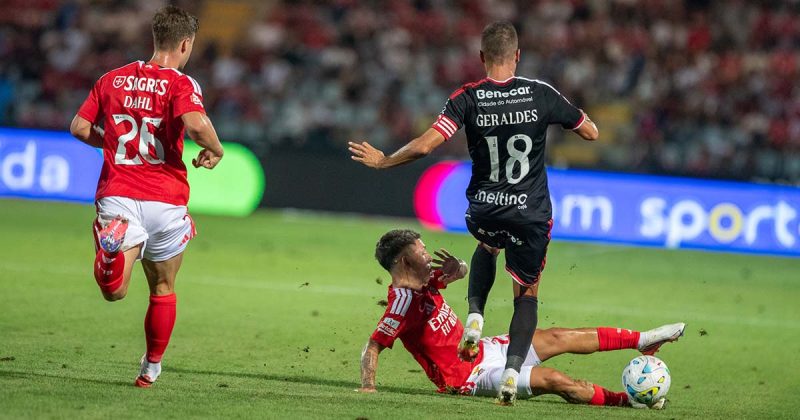 Casa Pia vs Benfica: jogador do Benfica fica no ch&atilde;o durante uma disputa de bola