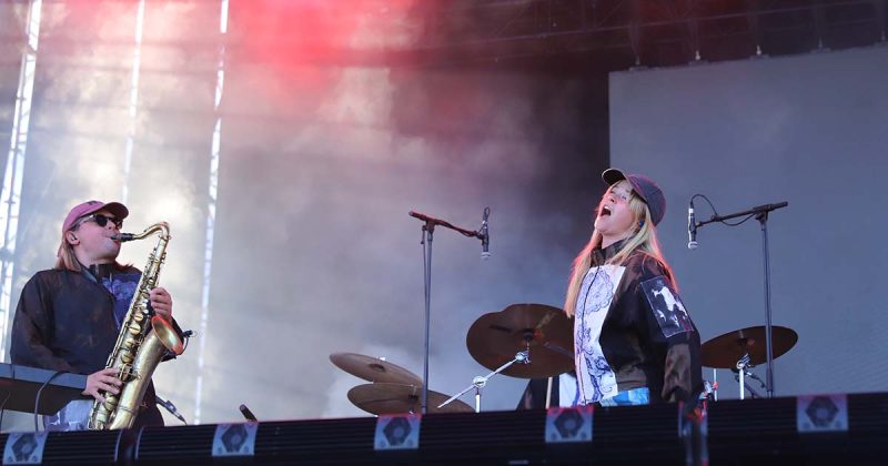 A compositora sueca Anna von Hausswolff sentada ao piano durante o seu concerto g&oacute;tico no festival MEO Kalorama 2026