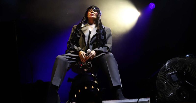 Grace Jones exibe um dos seus figurinos em palco no MEO Kalorama 2026