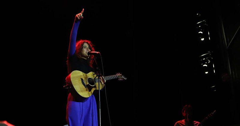 A cantautora portuguesa MARO canta em pleno hor&aacute;rio nobre no palco principal do MEO Kalorama 2026.