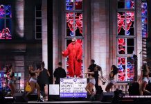 MEO Kalorama 2026 arranca em Lisboa com grandes espetáculos de Robbie Williams e Grace Jones Robbie Williams de casaco vermelho comprido atua no palco principal do MEO Kalorama 2026 em Lisboa.