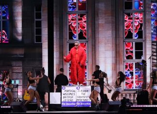 MEO Kalorama 2026 arranca em Lisboa com grandes espetáculos de Robbie Williams e Grace Jones Robbie Williams de casaco vermelho comprido atua no palco principal do MEO Kalorama 2026 em Lisboa.
