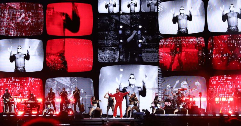 No MEO Kalorama 2026, o m&uacute;sico brit&acirc;nico Robbie Williams interage com o p&uacute;blico no relvado do Parque da Bela Vista