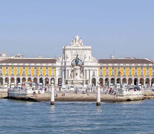 Miradouro da Rua Augusta assinala 13 anos e revela um dos monumentos mais fascinantes de Lisboa Miradouro da Rua Augusta no Arco da Rua Augusta, com vista para a Praça do Comércio, em Lisboa
