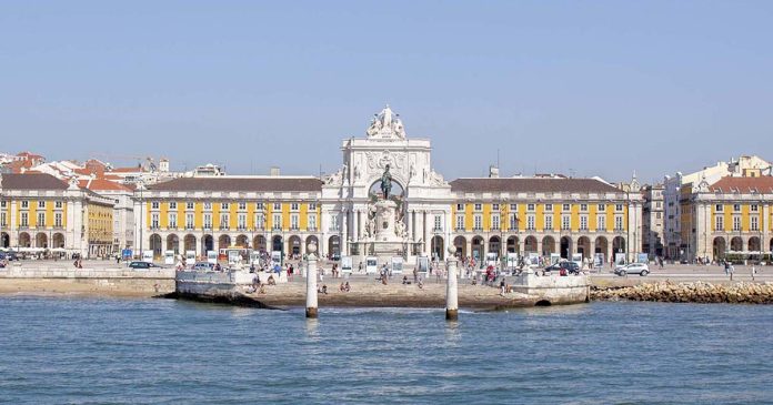 Miradouro da Rua Augusta e Praça do Comércio, em Lisboa Miradouro da Rua Augusta no Arco da Rua Augusta, com vista para a Praça do Comércio, em Lisboa