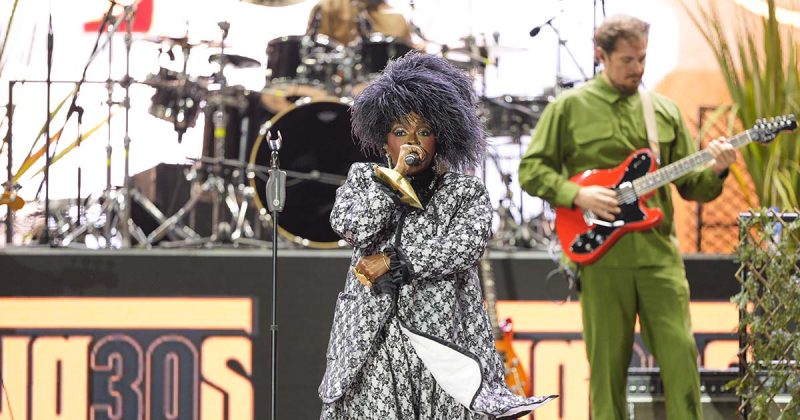 Ms. Lauryn Hill a cantar no palco principal do MEO Kalorama com os seus m&uacute;sicos de apoio vis&iacute;veis em fundo.