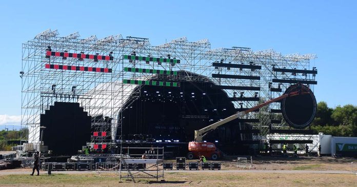 O Sol da Caparica com o palco principal em construção