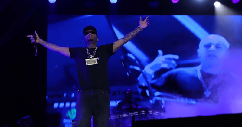 No primeiro dia do Sol da Caparica, o rapper Orochi a cantar em palco durante a atua&ccedil;&atilde;o noturna.