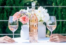Pacheca Trésor nasce no Dão com uma nova abordagem ao vinho rosé Garrafa de Pacheca Trésor, vinho rosé do Dão, entre dois copos e flores numa mesa