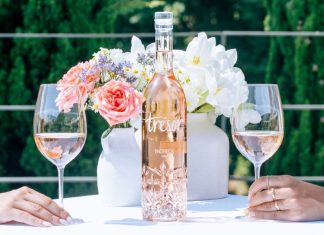 Pacheca Trésor nasce no Dão com uma nova abordagem ao vinho rosé Garrafa de Pacheca Trésor, vinho rosé do Dão, entre dois copos e flores numa mesa