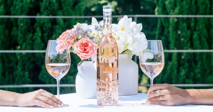 Pacheca Trésor vinho rosé do Dão Garrafa de Pacheca Trésor, vinho rosé do Dão, entre dois copos e flores numa mesa