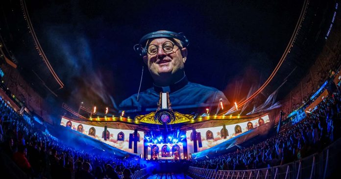 Padre Guilherme atua no palco principal do UNTOLD perante milhares de espectadores