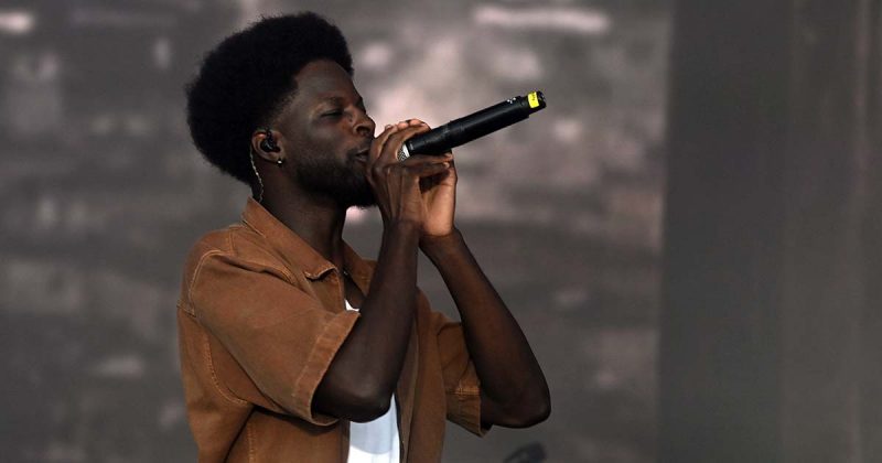 O artista portugu&ecirc;s Papillon a cantar ao vivo no Palco Via Verde no primeiro dia do Sol da Caparica.