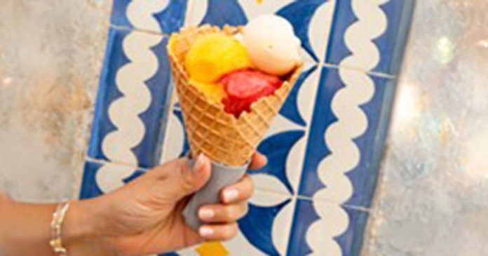 Gelado artesanal entre as propostas de verão Pastelaria artesanal em Lisboa com gelado servido em cone