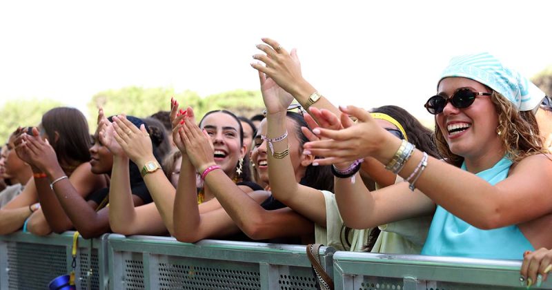 P&uacute;blico acompanha os concertos no &uacute;ltimo dia do Sol da Caparica