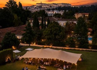 Quinta das Lágrimas assinala 700 anos com Harvest Party dedicada à vindima Quinta das Lágrimas e jardins com Coimbra ao fundo ao entardecer
