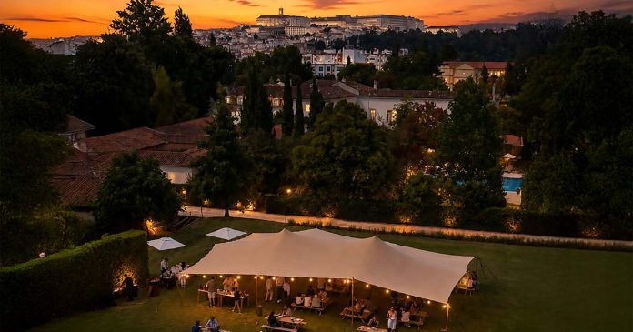Quinta das Lágrimas e jardins com Coimbra ao fundo ao entardecer