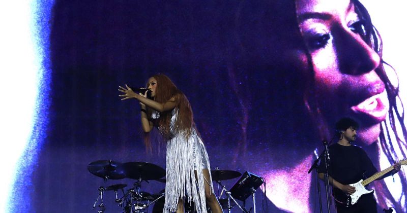 Cantora Ravyn Lenae a atuar sob ilumina&ccedil;&atilde;o minimalista no Palco MEO Kalorama