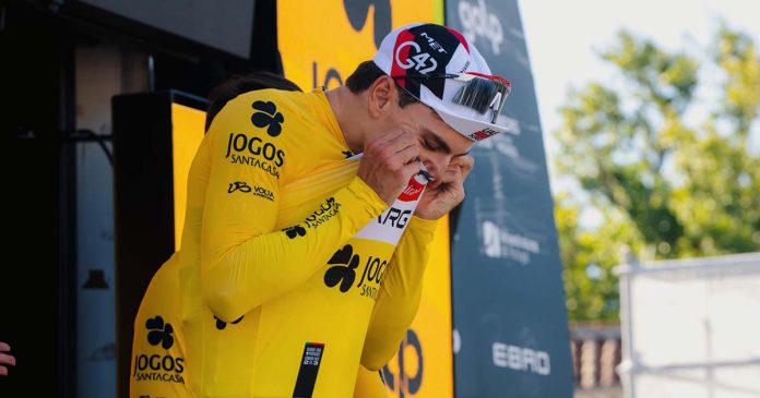 Rui Oliveira veste a Camisola Amarela da Volta a Portugal Rui Oliveira enverga a Camisola Amarela da Volta a Portugal após a 1.ª etapa