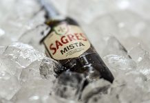 Sagres Mista recupera uma tradição das cervejarias portuguesas Sagres Mista em garrafa sobre gelo, edição limitada inspirada na tradição portuguesa de misturar cerveja dourada e cerveja preta