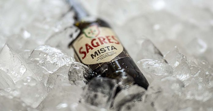 Sagres Mista recupera a tradição das cervejarias portuguesas Sagres Mista em garrafa sobre gelo, edição limitada inspirada na tradição portuguesa de misturar cerveja dourada e cerveja preta