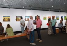 Salão Internacional de Pintura Naïf celebra a 45.ª edição no Casino Estoril Visitantes observam as obras do Salão Internacional de Pintura Naïf na Galeria de Arte do Casino Estoril